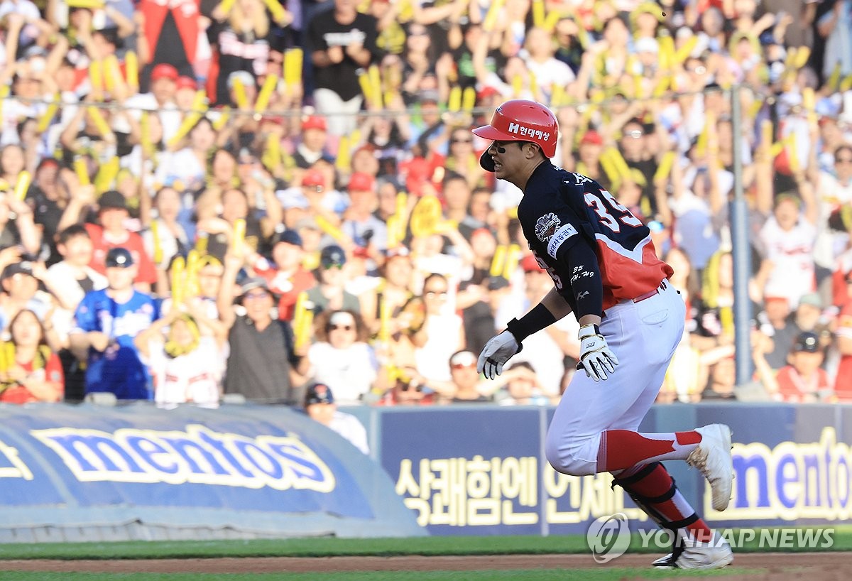 3루 향하는 김석환