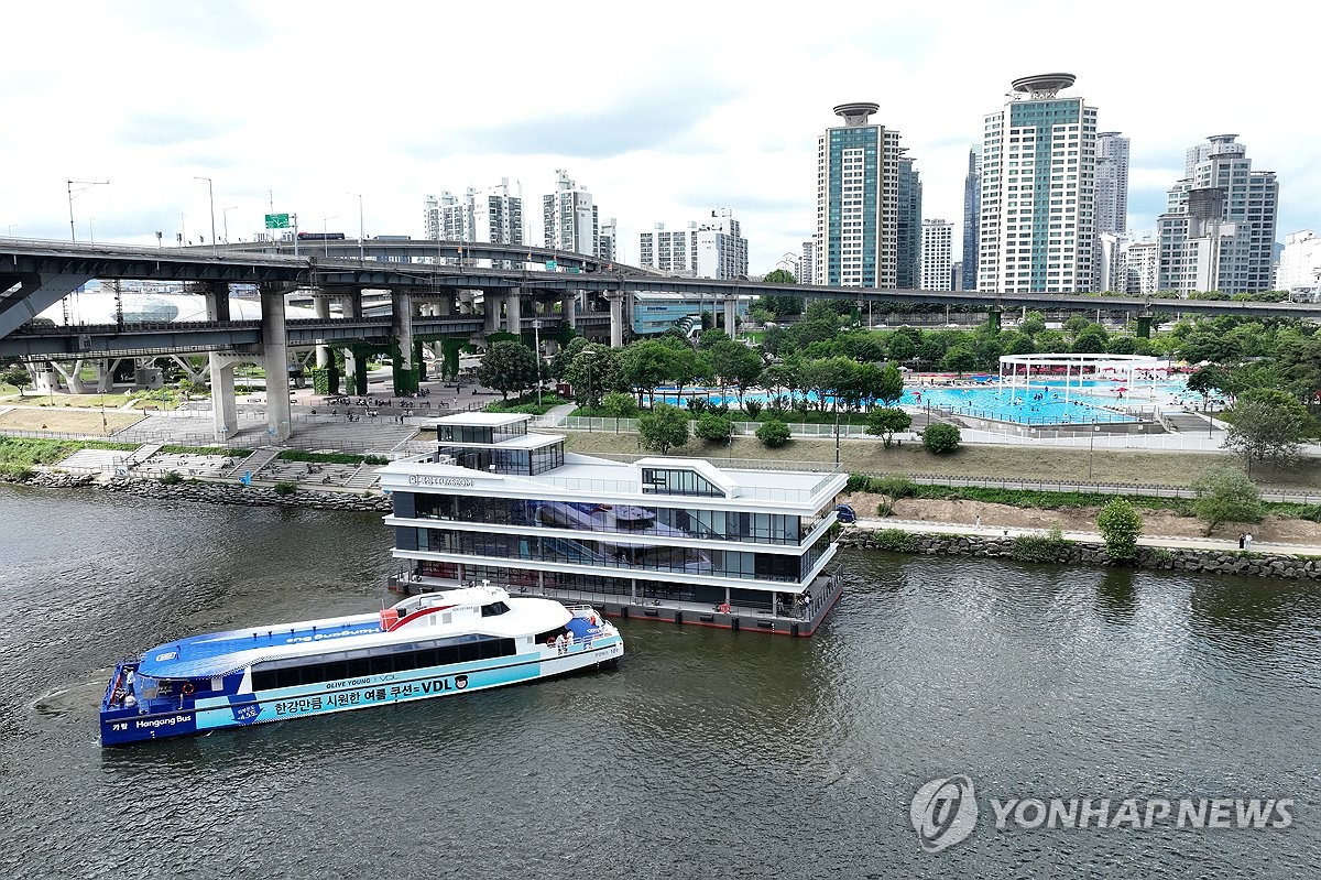한강버스 첫 시민체험…"관광용은 100점, 출퇴근용은 …