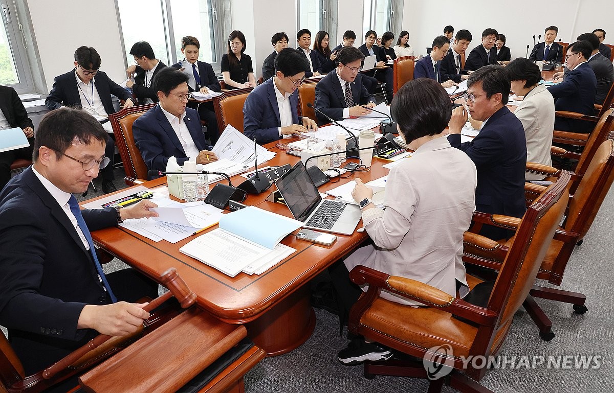 [속보] 추경안, 국회 예결소위 통과…野 퇴장 속 與 …