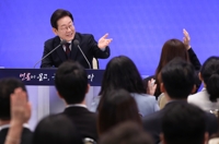李대통령 "檢 수사·기소 분리 이견 없다…대출규제는 맛보기"