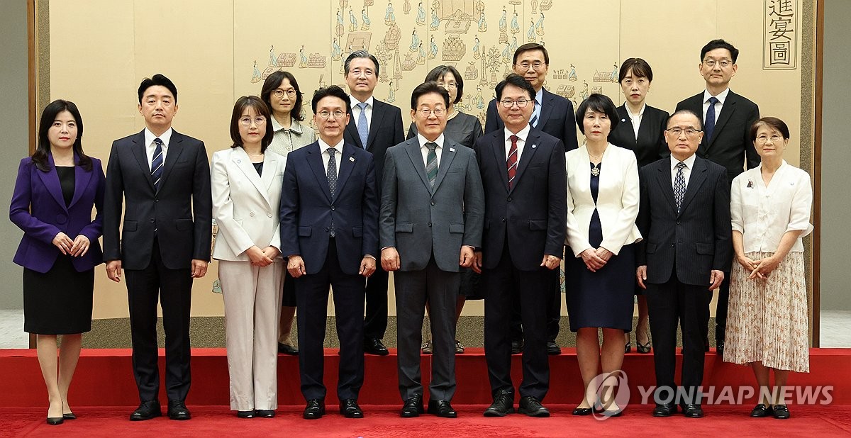 李대통령, 김민석 국무총리에 임명장…"잘 부탁드린다"