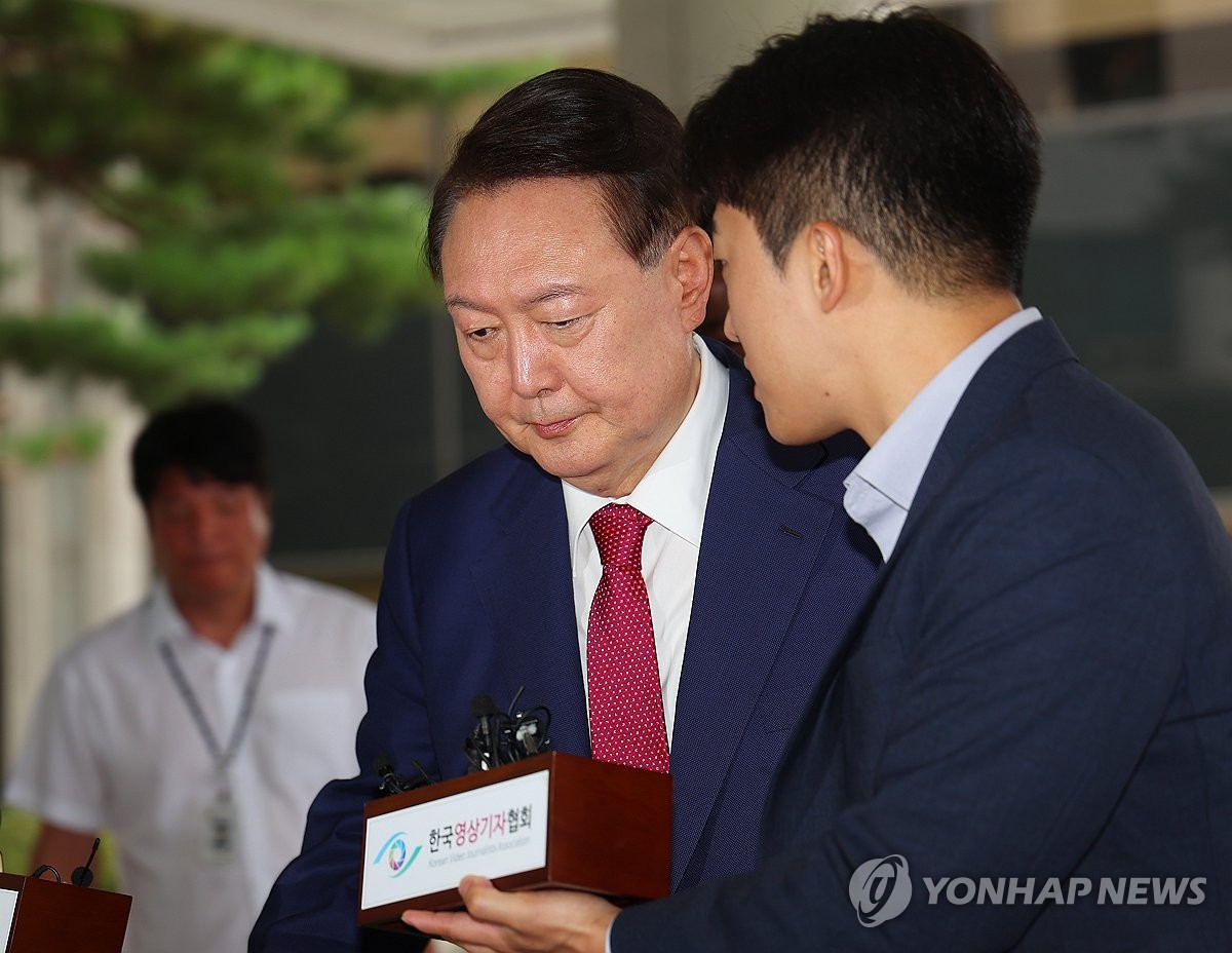 내란특검 출석한 尹, 말없이 조사실로…곧 2차 조사 시작