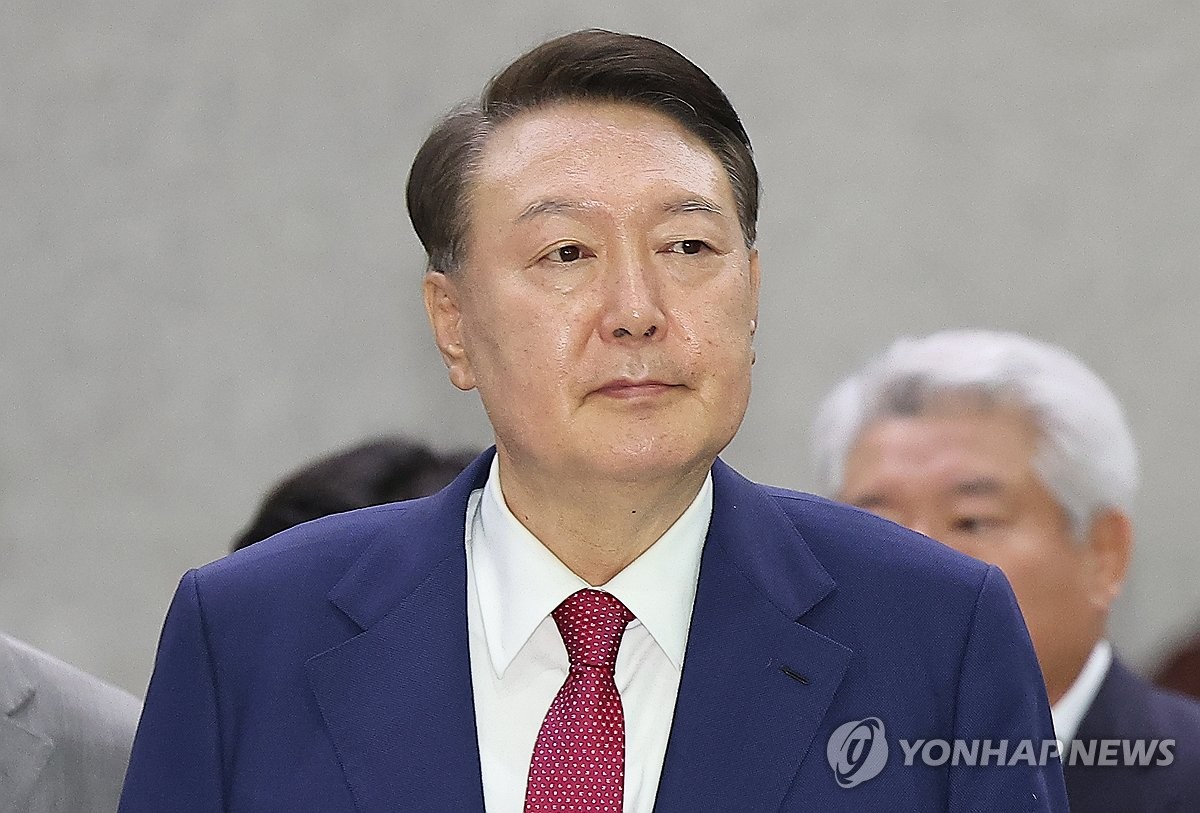 尹, 14시간 반 특검 2차조사 마치고 귀가…조서열람만 5시간