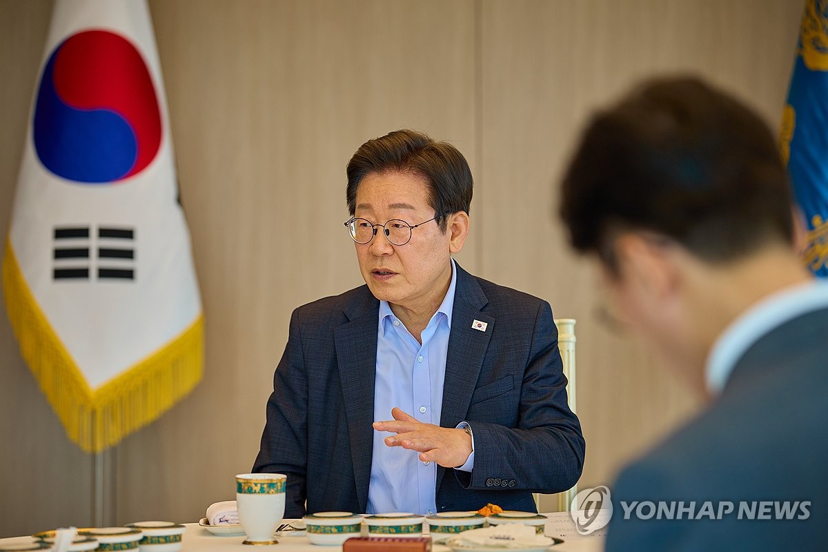 金총리, 취임 첫날 전공의·의대생 등과 회동…"현안 의…