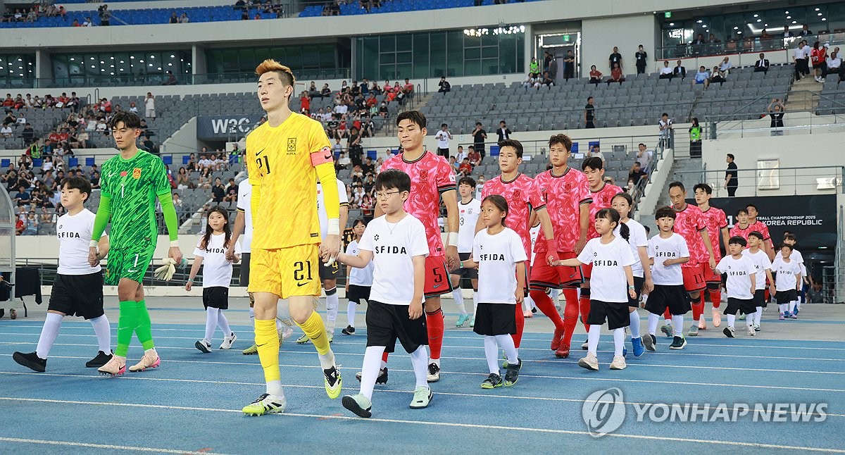 빈 관중석 배경으로 경기장 입장하는 축구대표팀