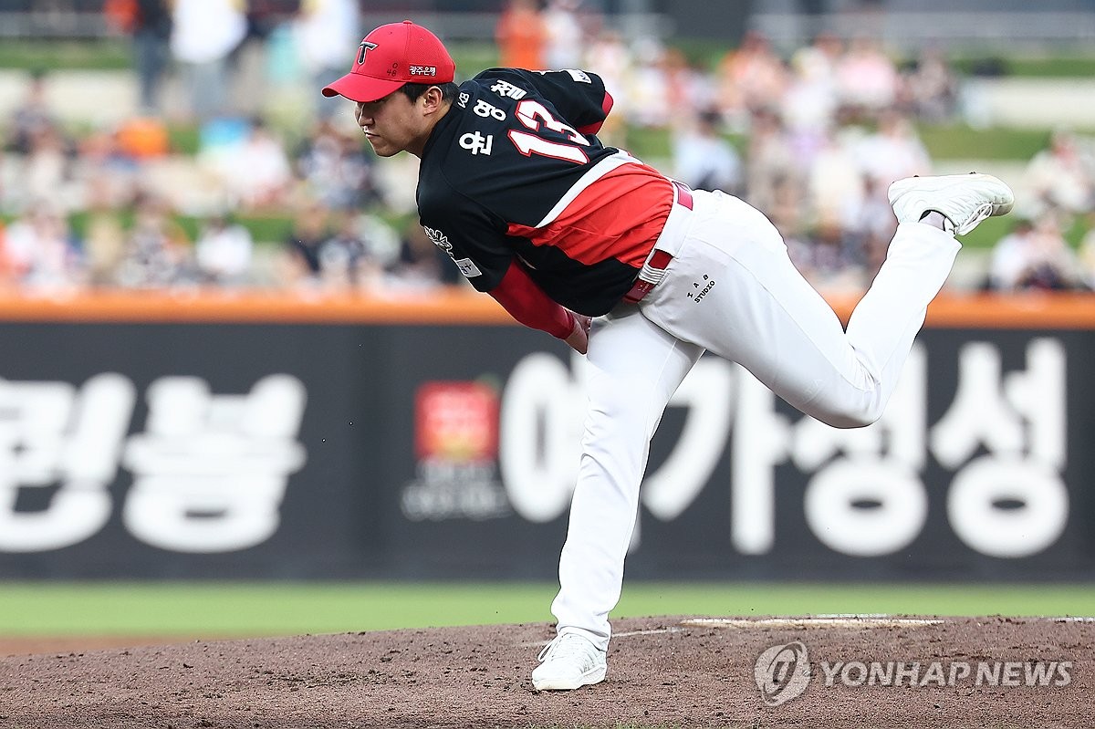KIA 윤영철, 결국 시즌 마감…다음 달 일본서 팔꿈치 인대 수술