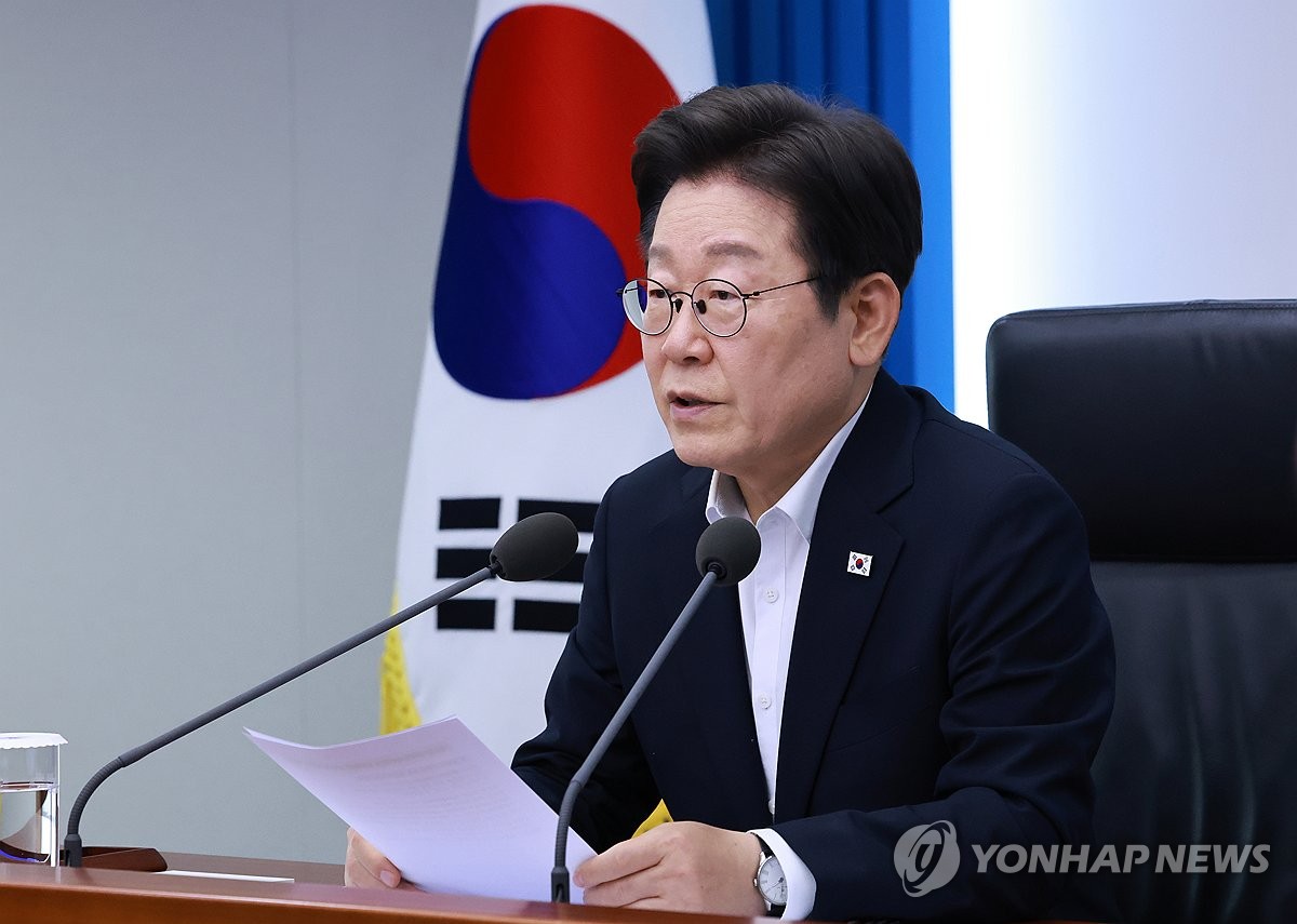 이재명 대통령이 수석·보좌관 회의에서 제헌절 공휴일 재지정과 헌법 정신의 중요성에 대해 발언하고 있다