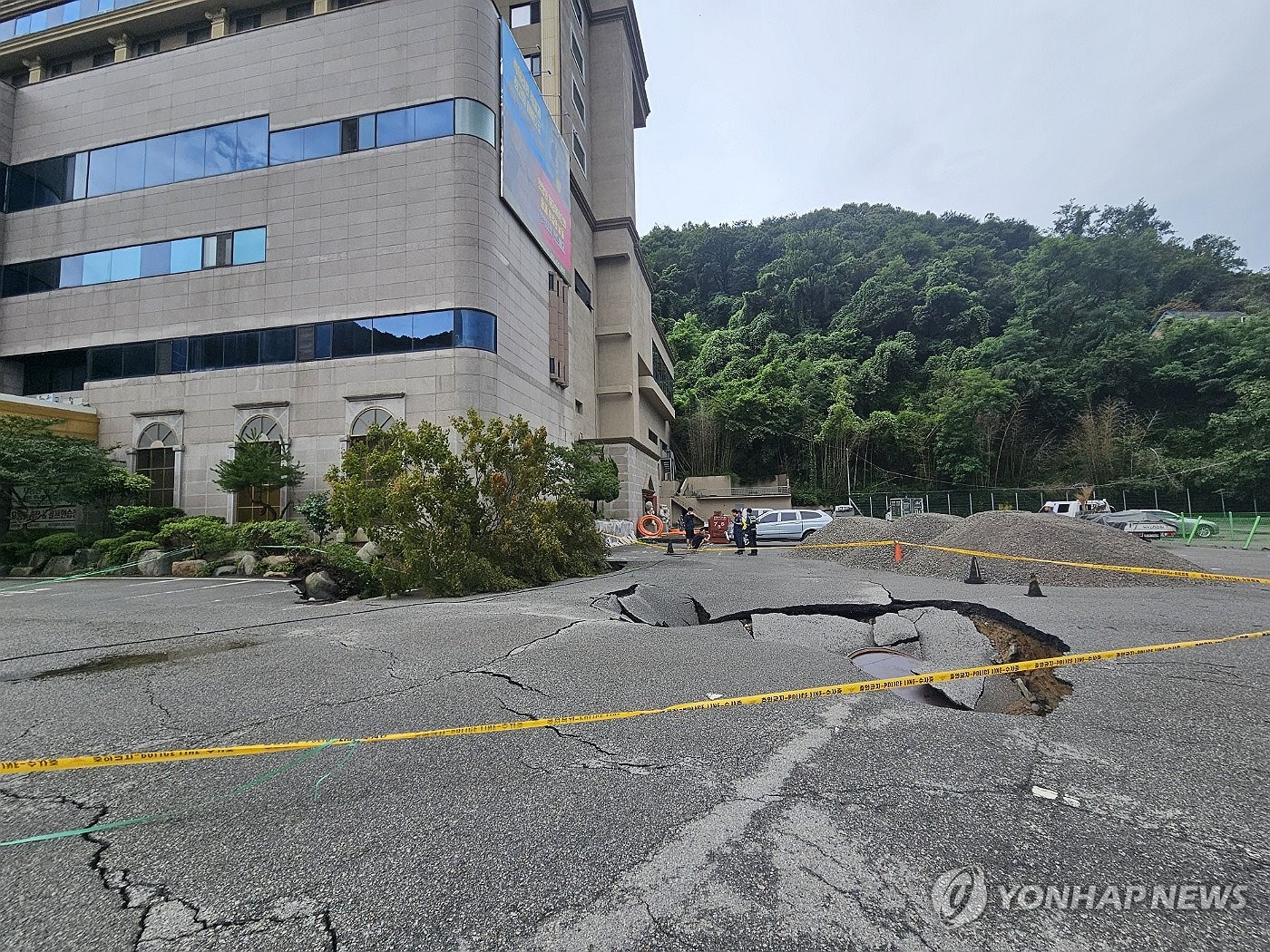 폭우 내린 광주에 대형 싱크홀 발생