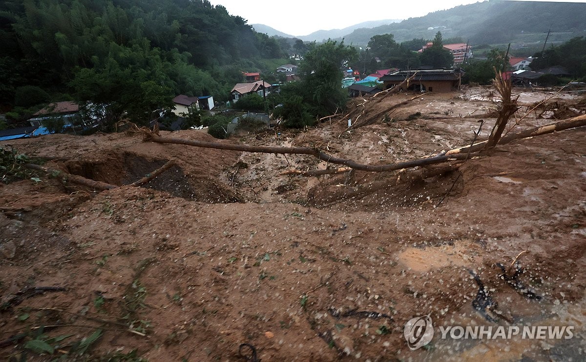 경남 산청 마을 일대를 덮친 산사태와 진흙 범람 현장