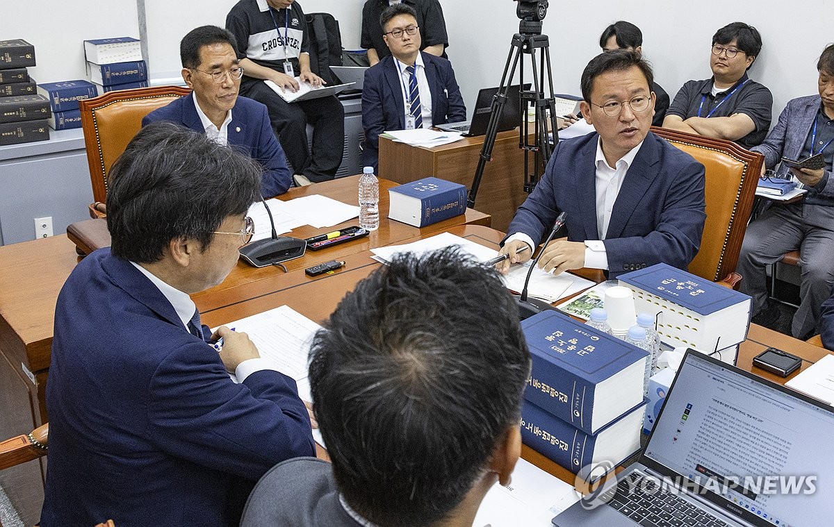 '尹 거부법안' 노란봉투법, 환노위 소위 與 주도 통과