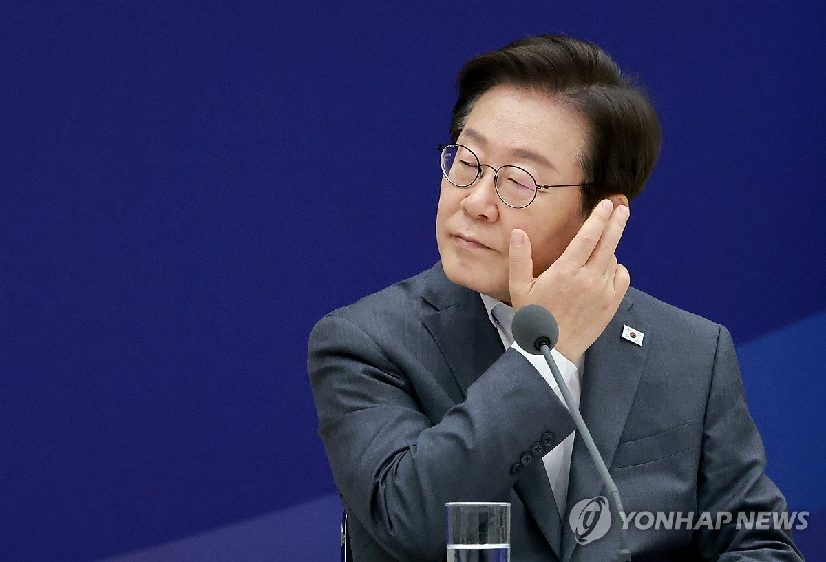 시도지사협의회장 발언 듣는 이재명 대통령