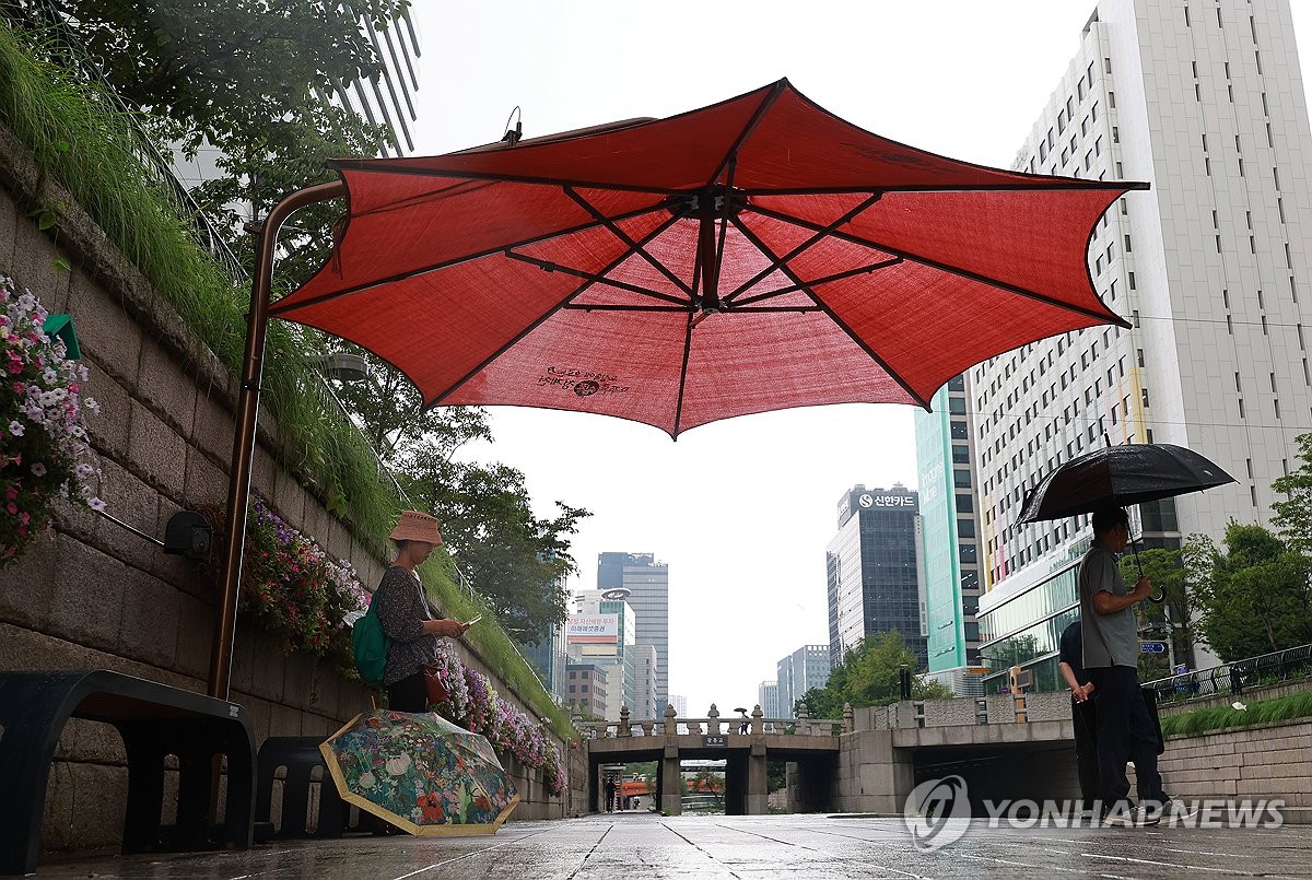 [내일날씨] 낮 최고 36도 무더위 계속…곳곳 소나기