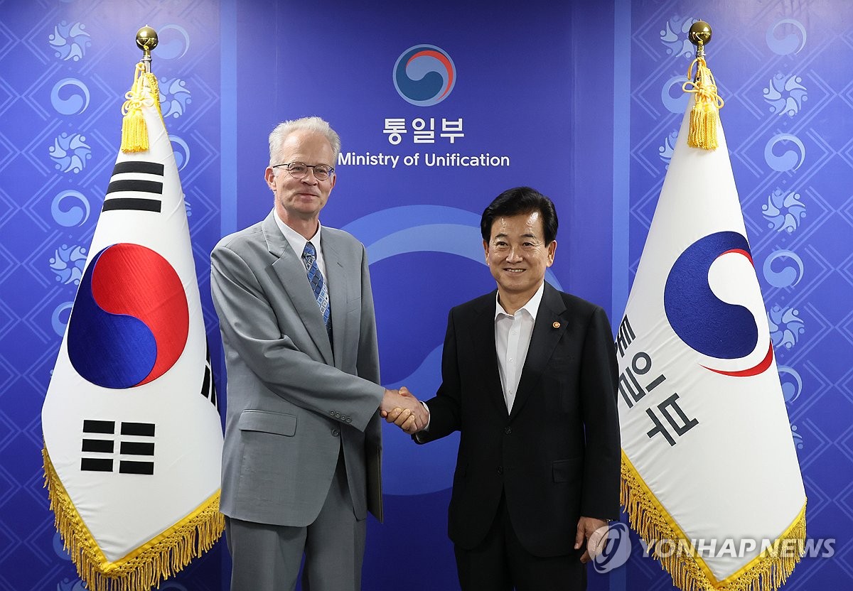 Unification minister discusses N.K. issues with Swedish envoy