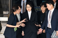 尹前大統領妻　逮捕状審査終え拘置所に＝きょう夜にも結論