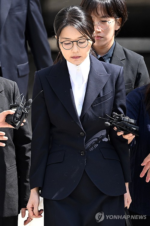 逮捕状審査終えた尹前大統領妻