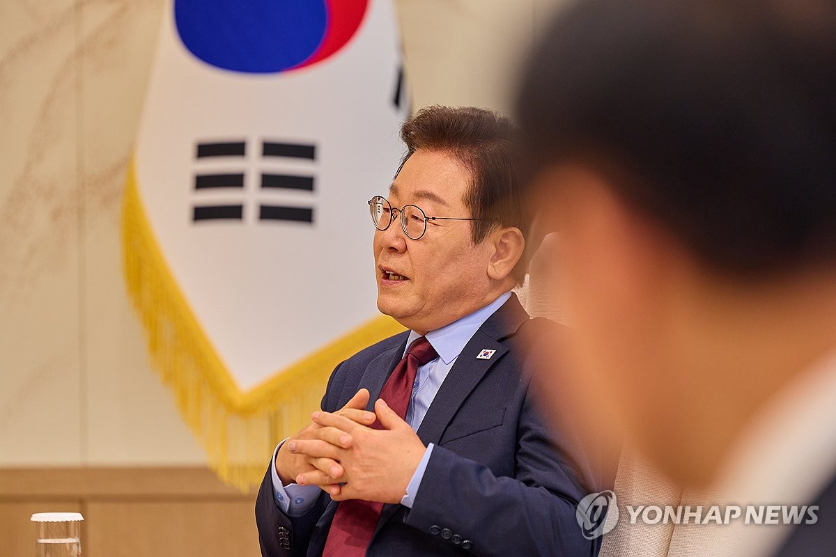 Lee vows to step forward into future with Japan while squarely facing past history