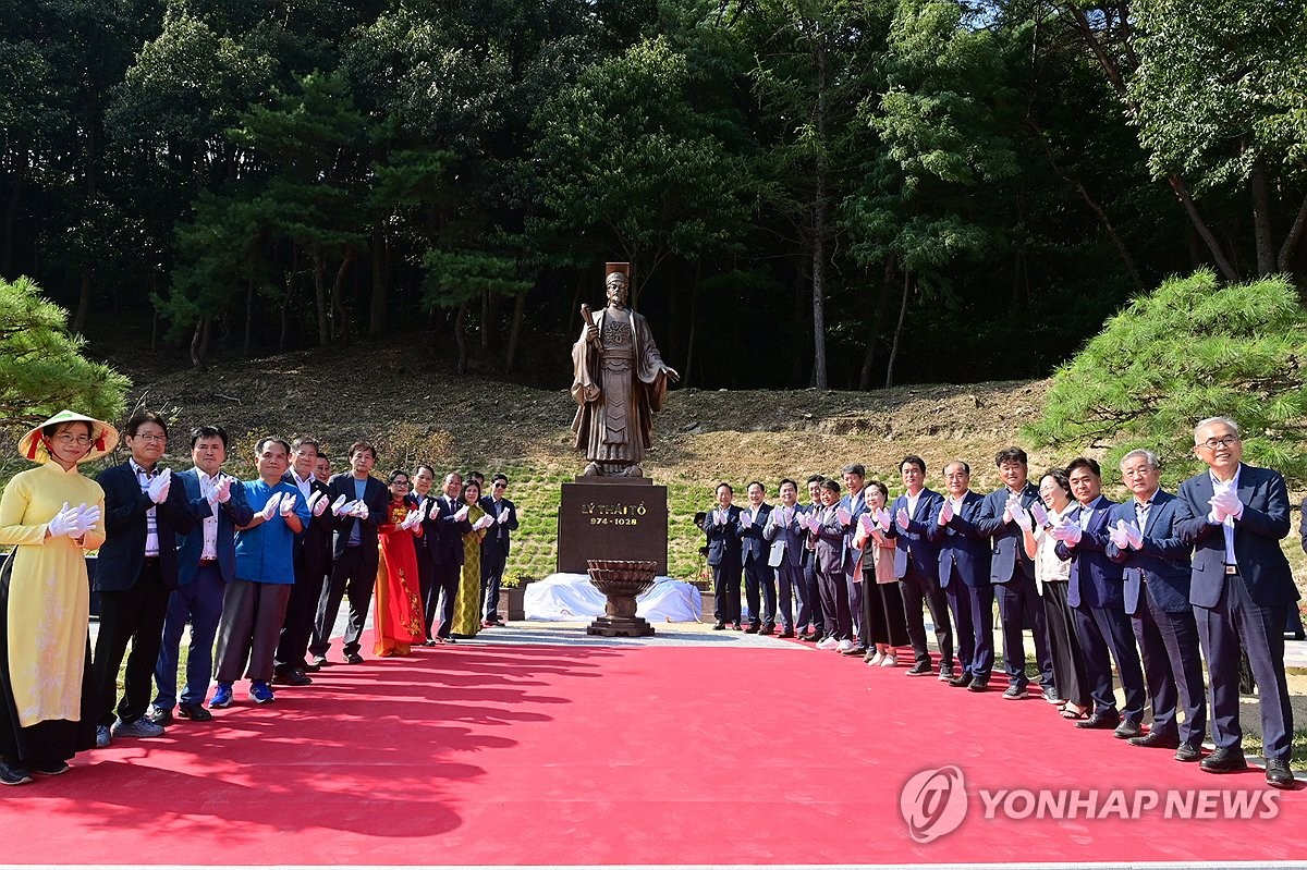 한국에 세워진 베트남 리왕조 시조 동상