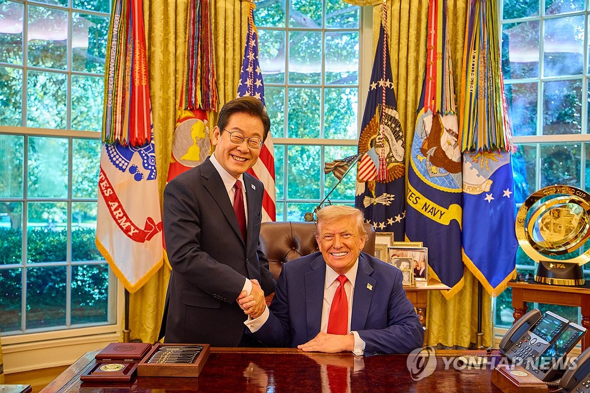 이재명 대통령, 트럼프 대통령 집무실에서 악수