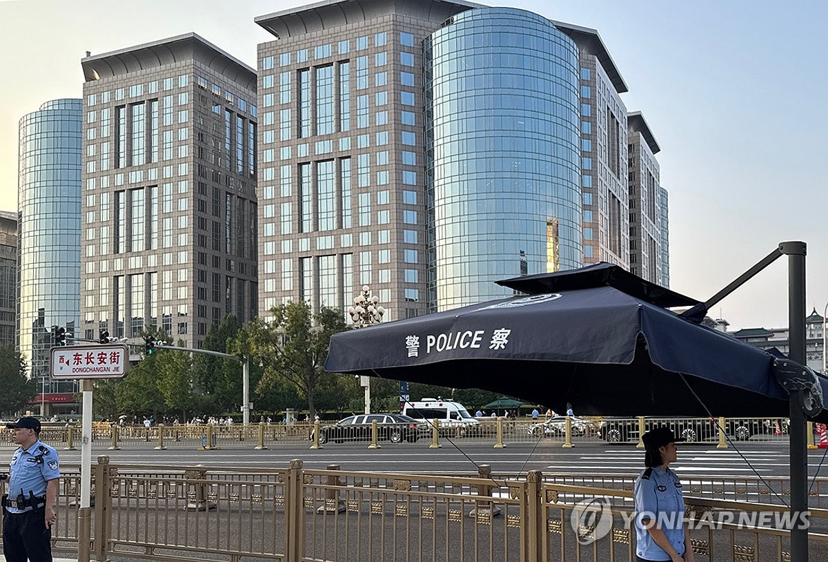 이동하는 김정은 북한 국무위원장 의전차량 행렬