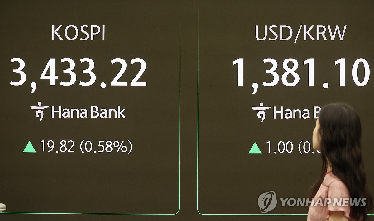 Seoul shares extend gains late Thu. morning on tech, auto rally