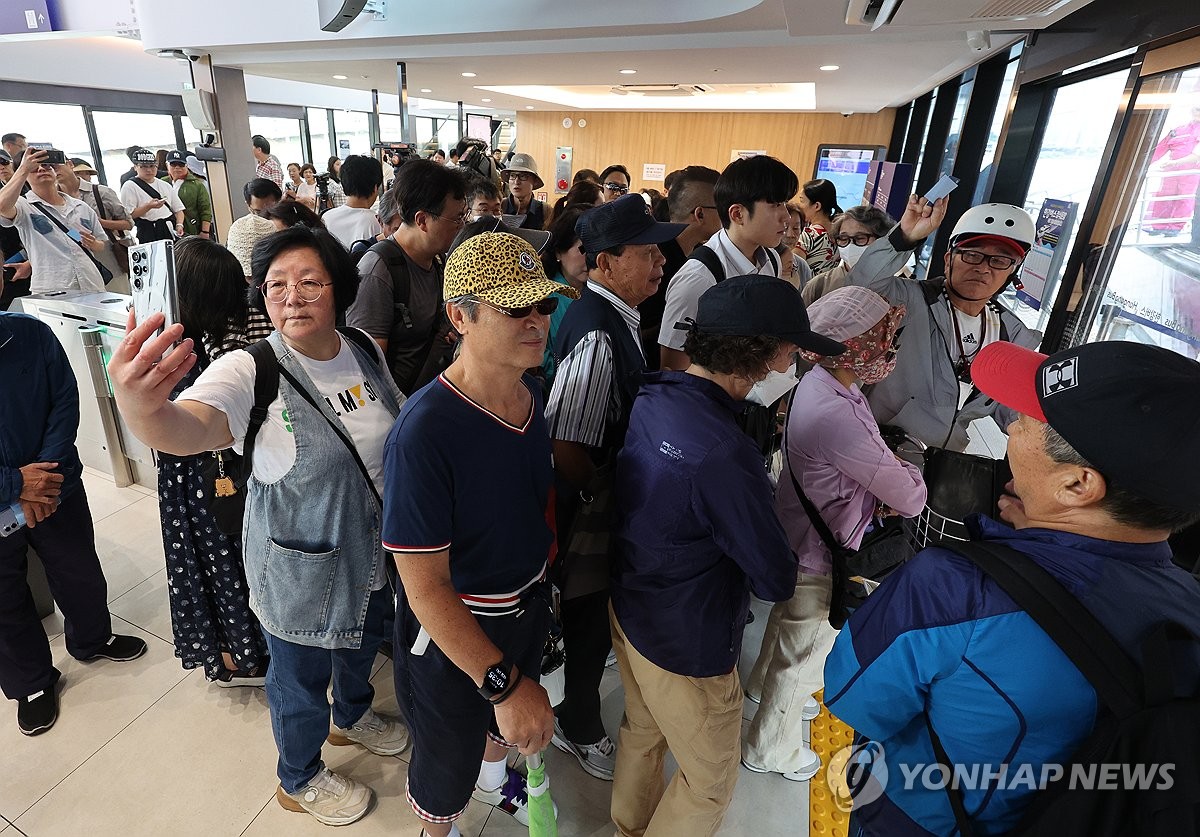 한강버스 첫날 10분만에 매진…승객들 "폭우걱정" "출근용 의문"