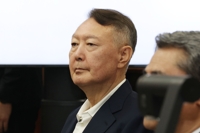 특검 자진출석 尹, 조사는 하지만 진술거부…"세수도 못해"