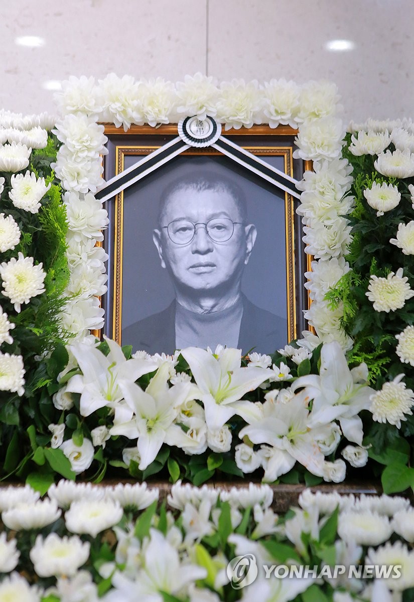 천국서도 공연 아이디어 낼 분…전유성 빈소에 잇단 추모 발길
