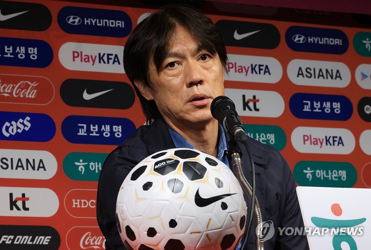 질문에 답하는 홍명보 축구대표팀 감독