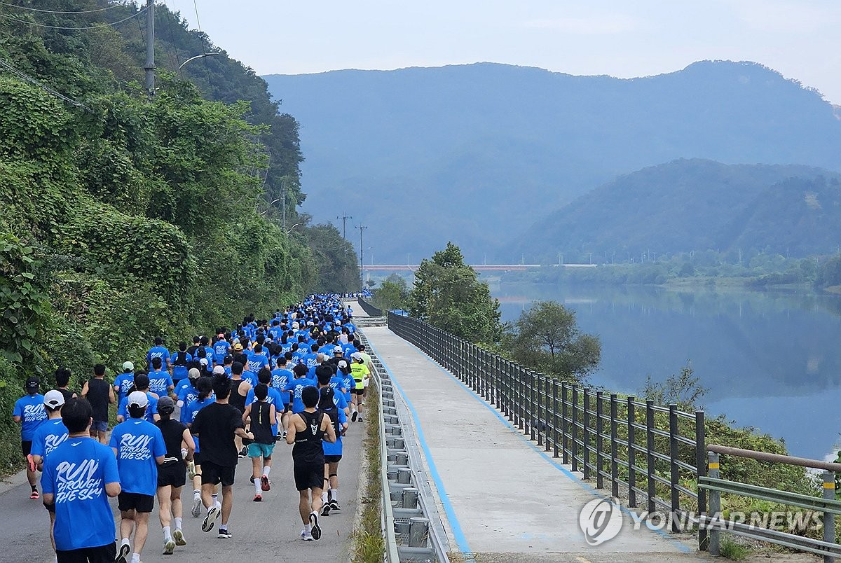 춘천연합마라톤 1만명 운집…침체했던 강촌 상권 다시 뛰었다