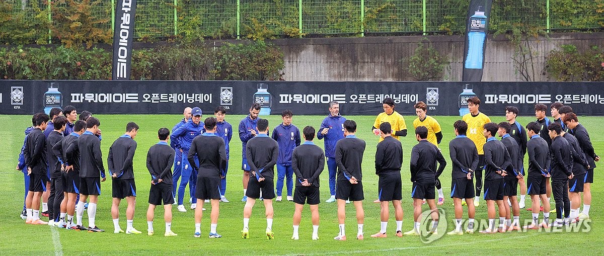 훈련 설명하는 홍명보 감독