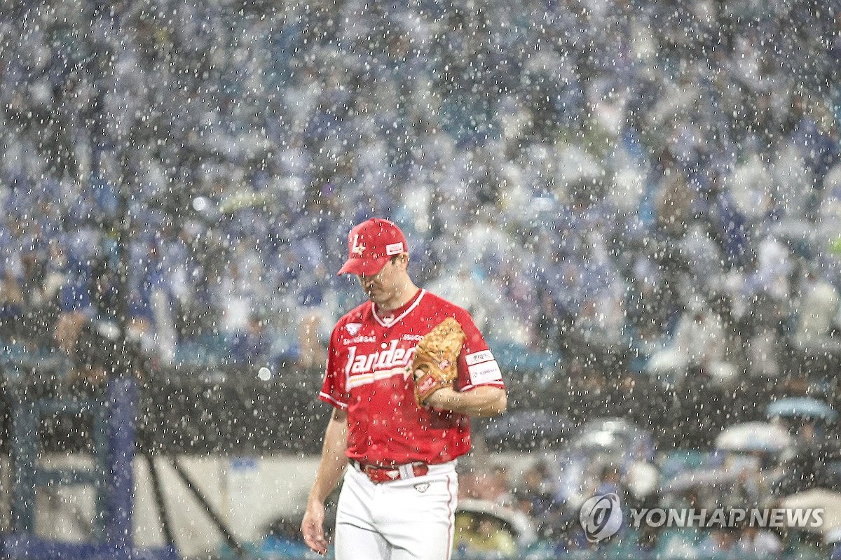 갑자기 쏟아지는 비에 중단되는 프로야구 준PO 3차전