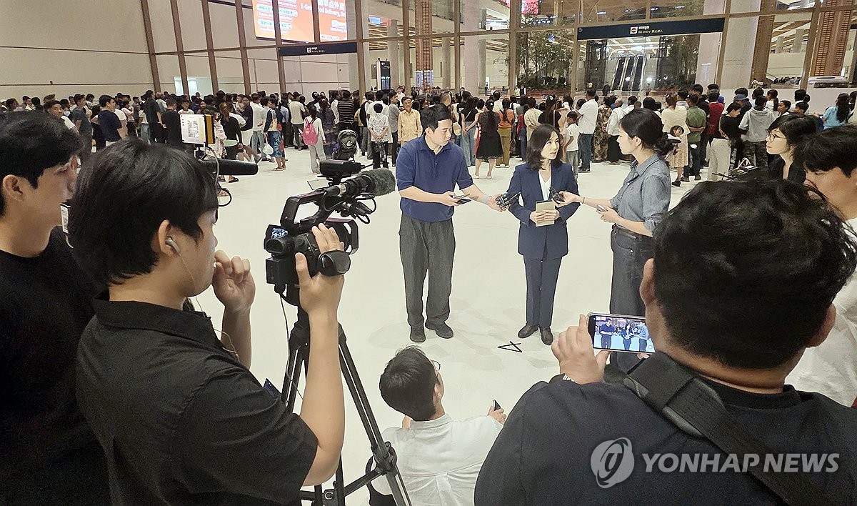 인터뷰하는 김진아 정부 합동대응팀 단장
