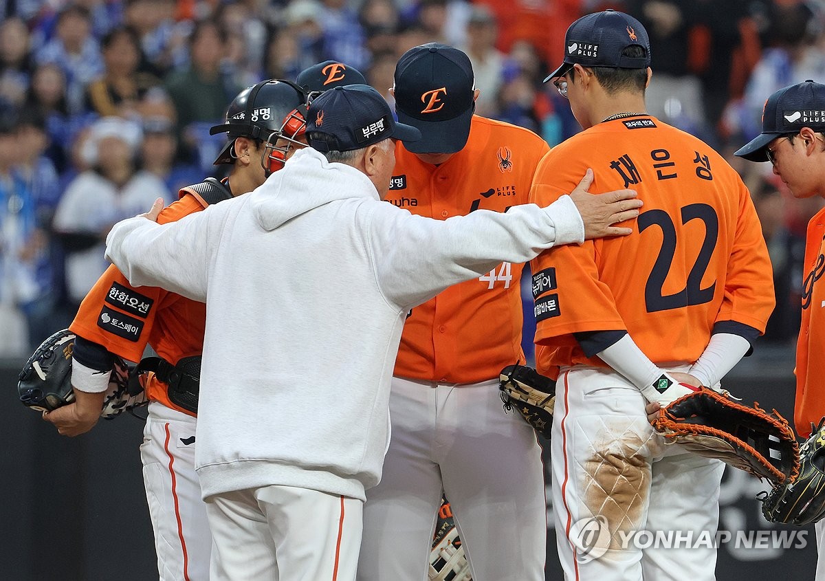 선수들 독려하는 김경문 감독