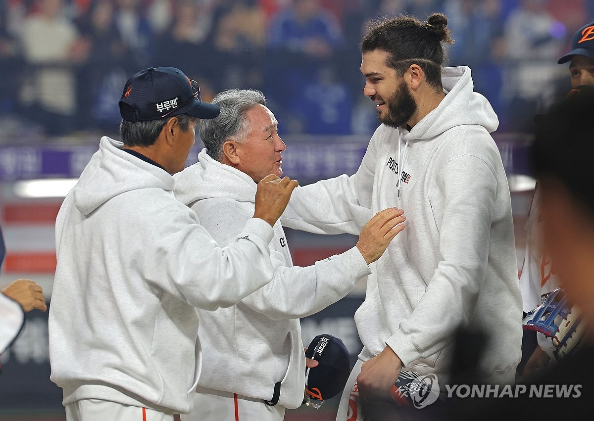 기뻐하는 폰세-김경문 감독