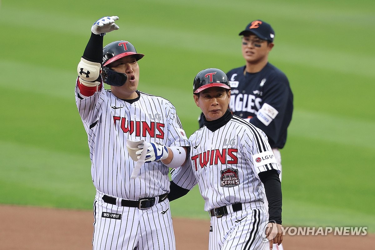 한국시리즈 1차전에서 안타를 친 후 농구 슈팅 세리머니를 하는 LG 김현수.