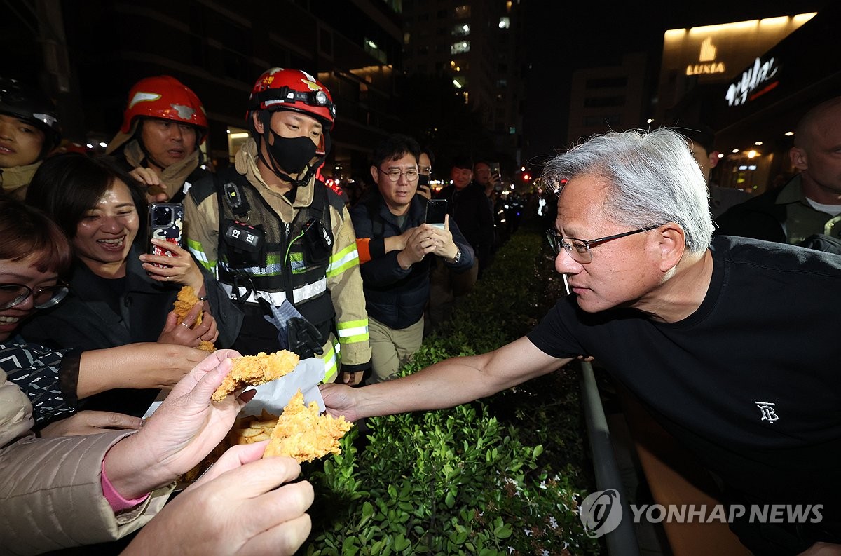 치킨 나눠주는 젠슨 황