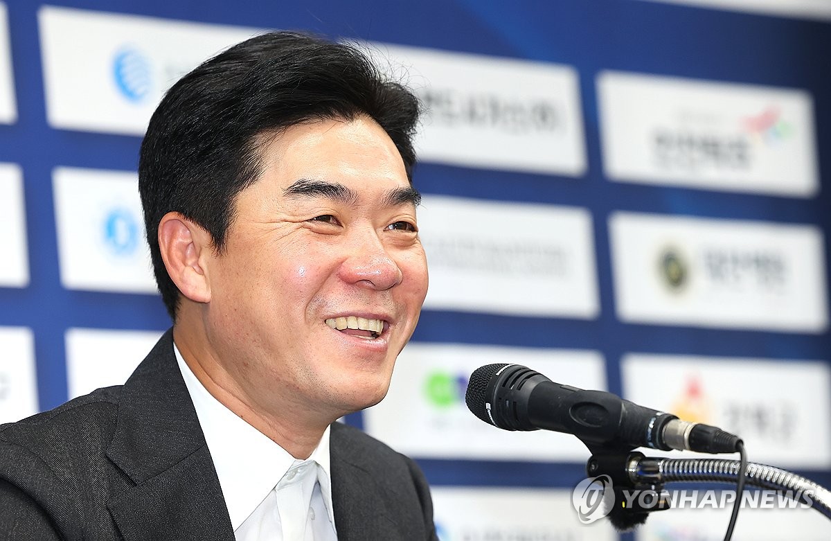 승격 소감 밝히는 윤정환 감독