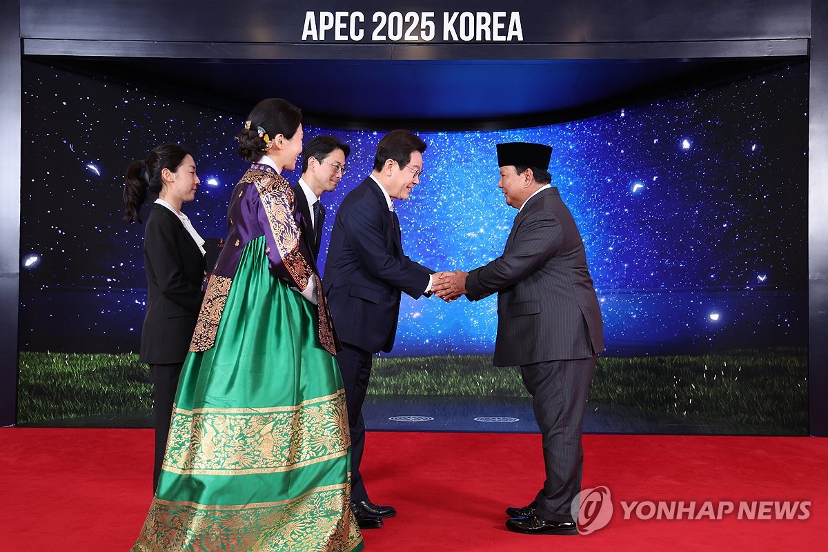 이재명 대통령 부부, 인도네시아 대통령 영접