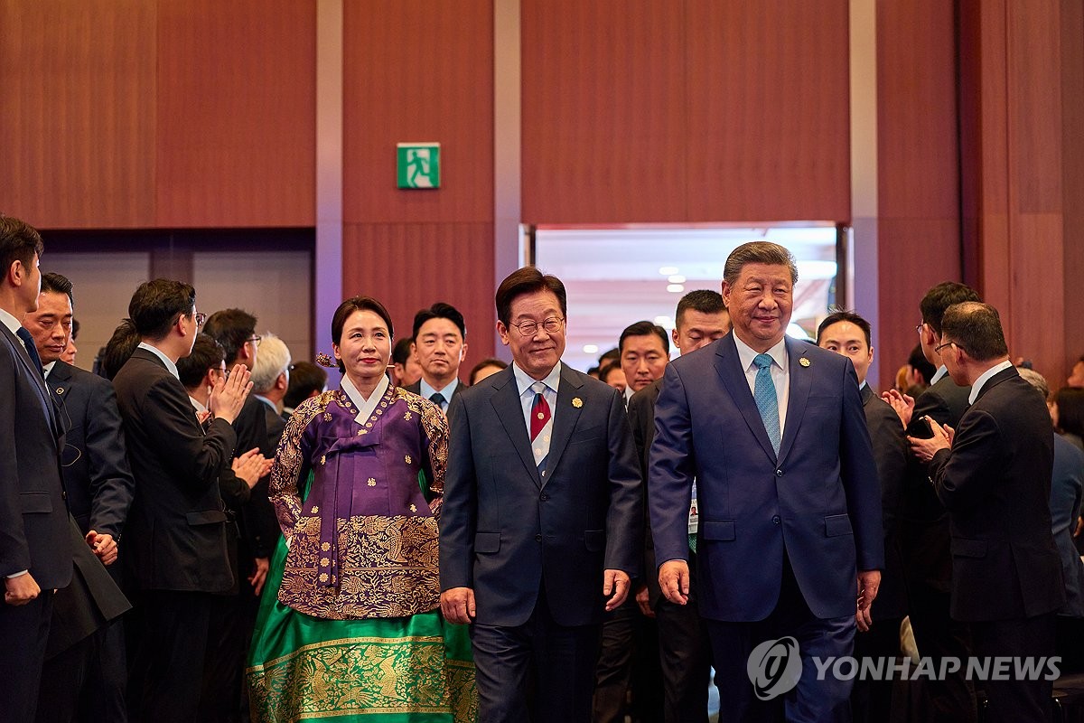 APEC 정상회의 환영 만찬 입장하는 한중 정상