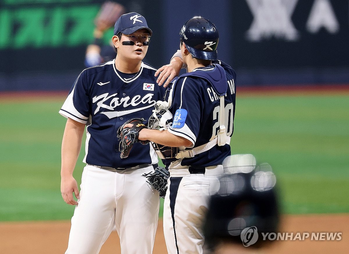 대화 나누는 김서현과 조형우