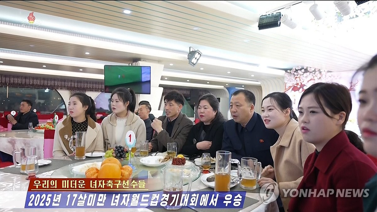 북한 주민들, U-17 여자축구 결승전 응원