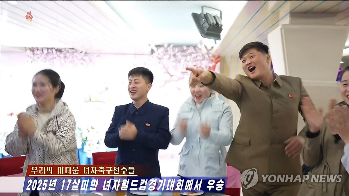 북한 주민들, U-17 여자축구 결승전 응원