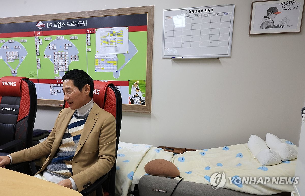 인터뷰하는 LG트윈스 염경엽 감독