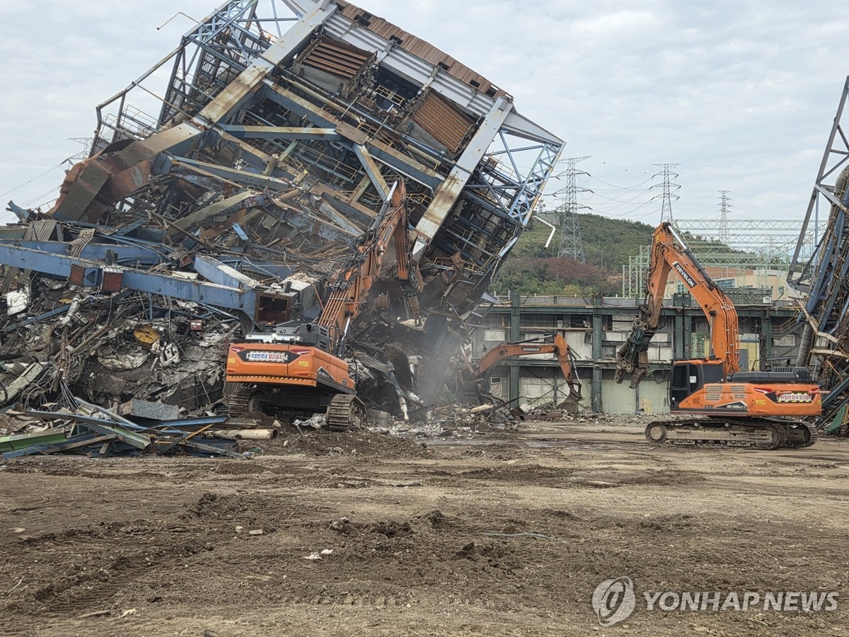 Lee vows stern punishment for lax workplace safety after Ulsan power plant collapse