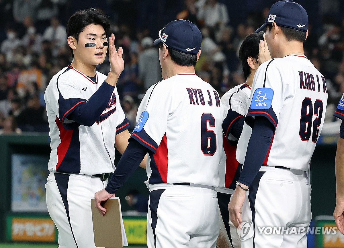 하이파이브 나누는 류지현 감독과 김주원