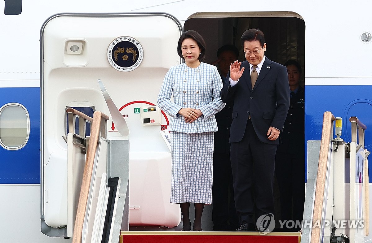 (LEAD) Lee departs for G20 summit, embarks on 4-nation swing to Middle East, Africa