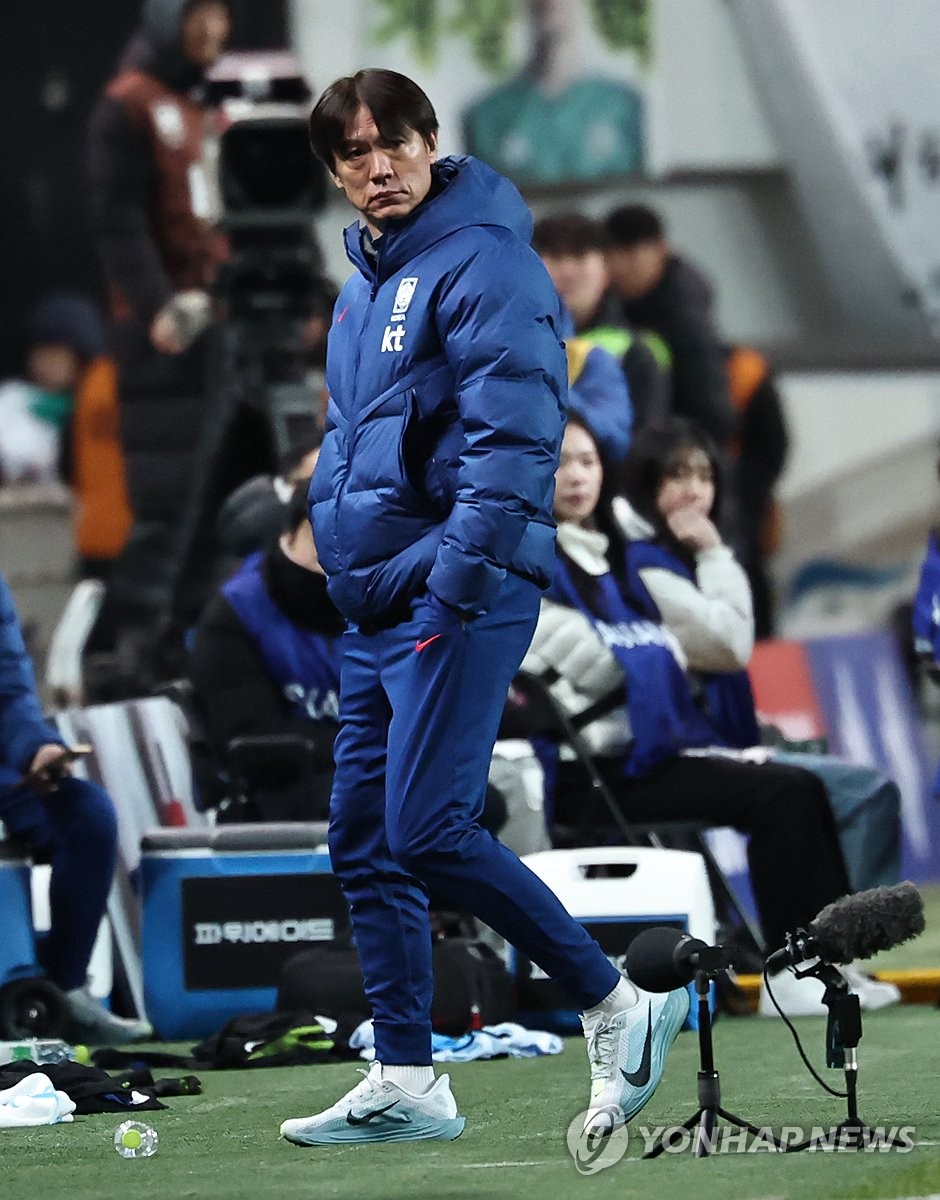 경기 지켜보는 홍명보 감독