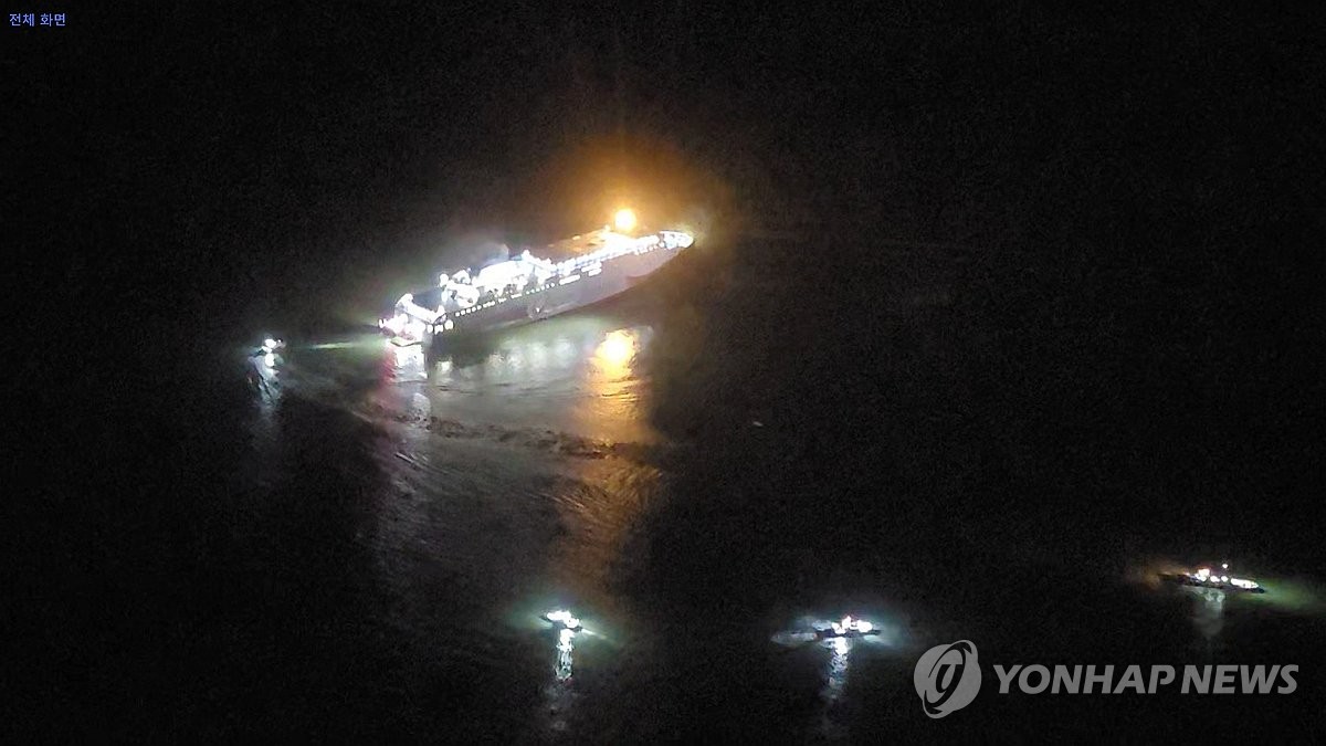 밤바다 한가운데 좌초된 대형 여객선