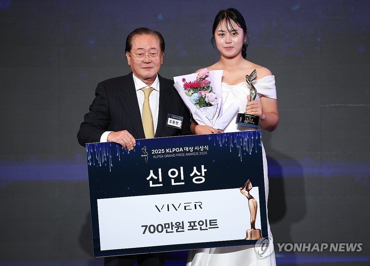 기념촬영하는 서교림