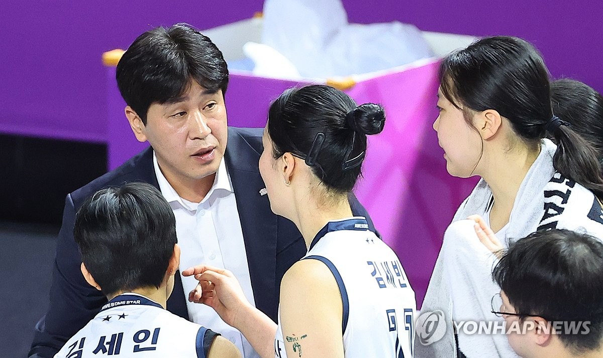 작전 지시하는 김종민 감독